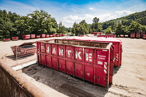 Blick auf das Firmengelände mit verschiedenen Containers