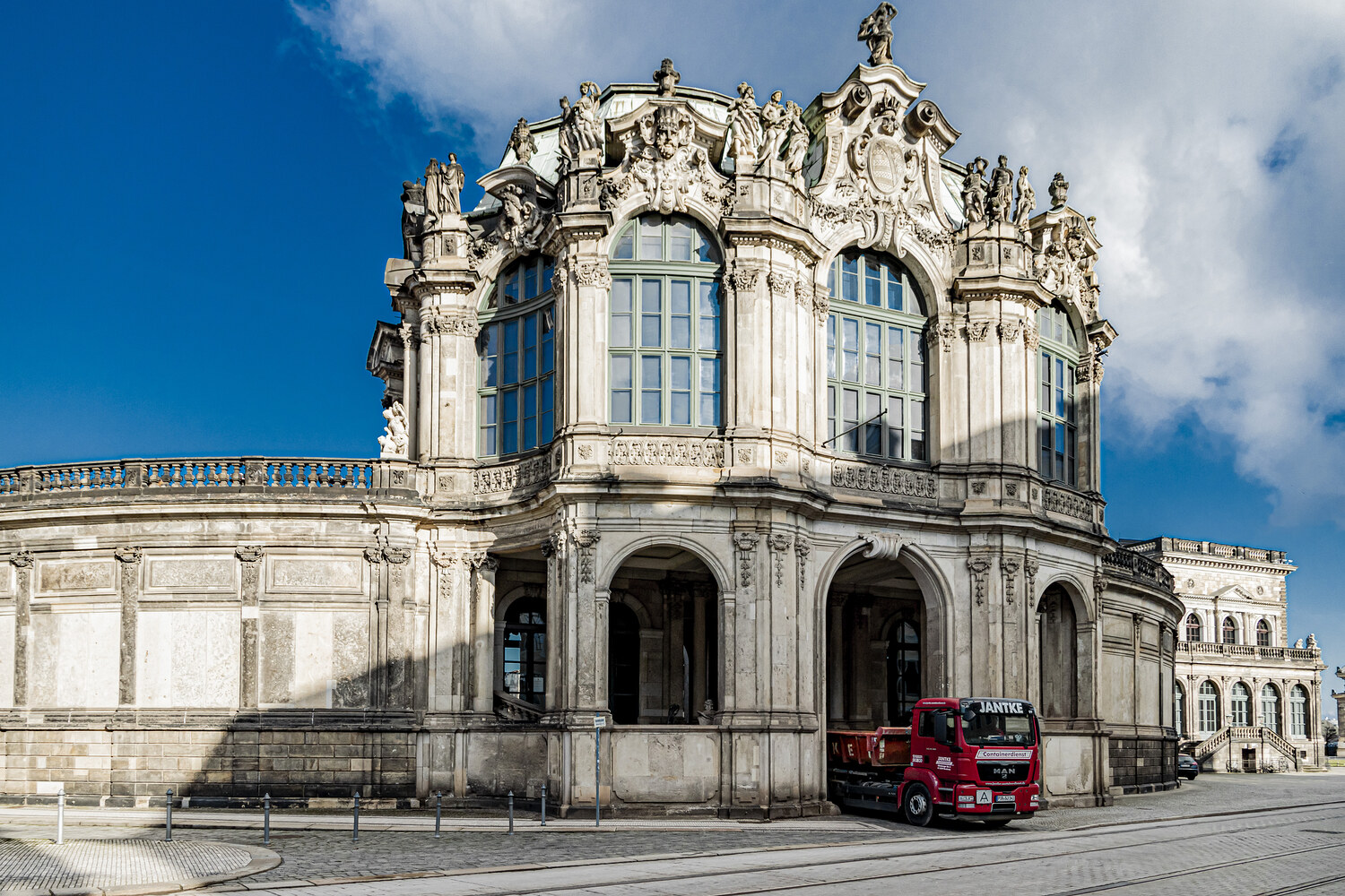Jantke LKW fährt aus Dresdner Zwinger Gelände
